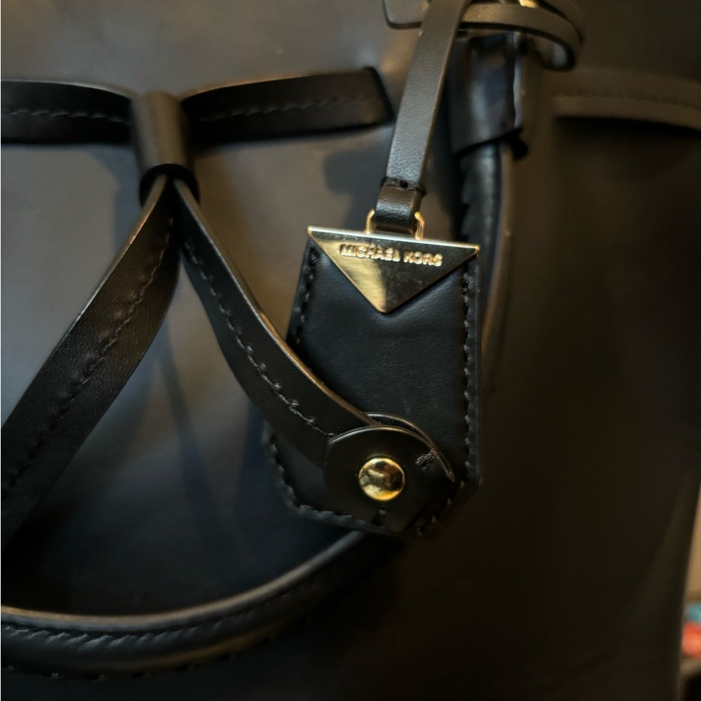 Stunning Black and Gold Michael Kors Handbag - Picture 5 of 5